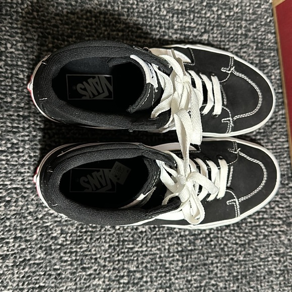 I am selling a pair of Vans shoes. - Picture 6 of 7
